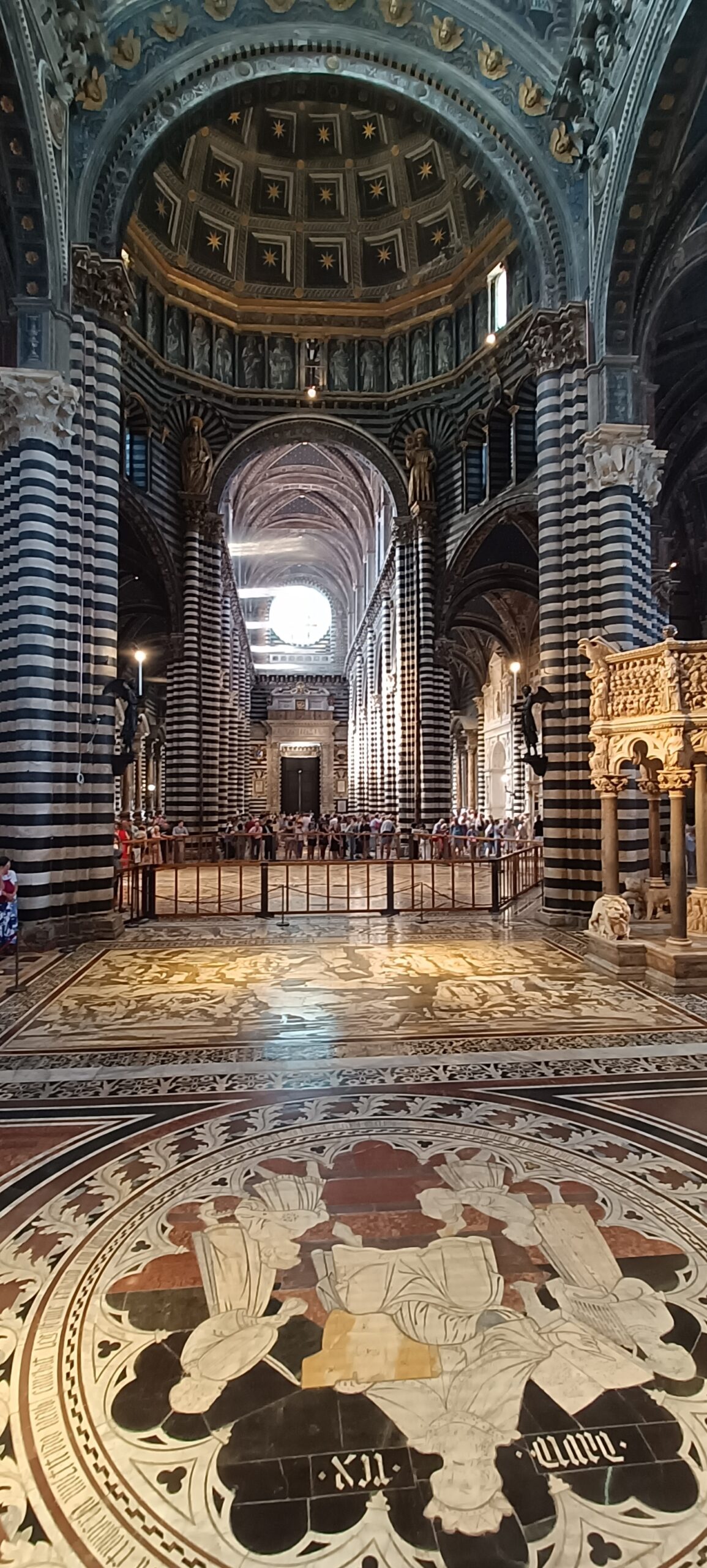 Siena mit dem Wohnmobil – unser zweiter großer Stopp und Gedanken über Freiheit Innenraum des Doms von Siena mit Marmorboden und gestreiften Pfeilern