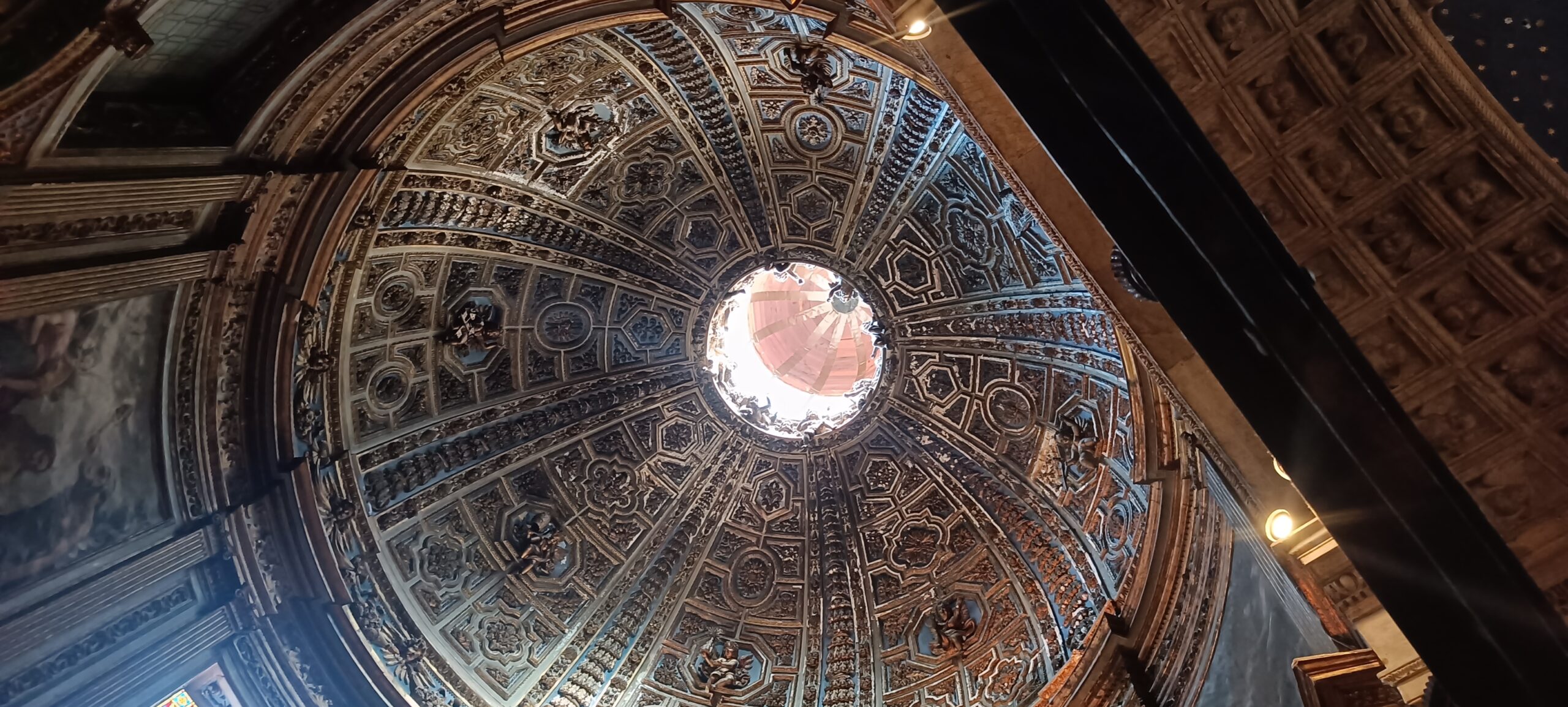 Siena mit dem Wohnmobil – unser zweiter großer Stopp und Gedanken über Freiheit Blick in die geschmückte Kuppel des Doms von Siena