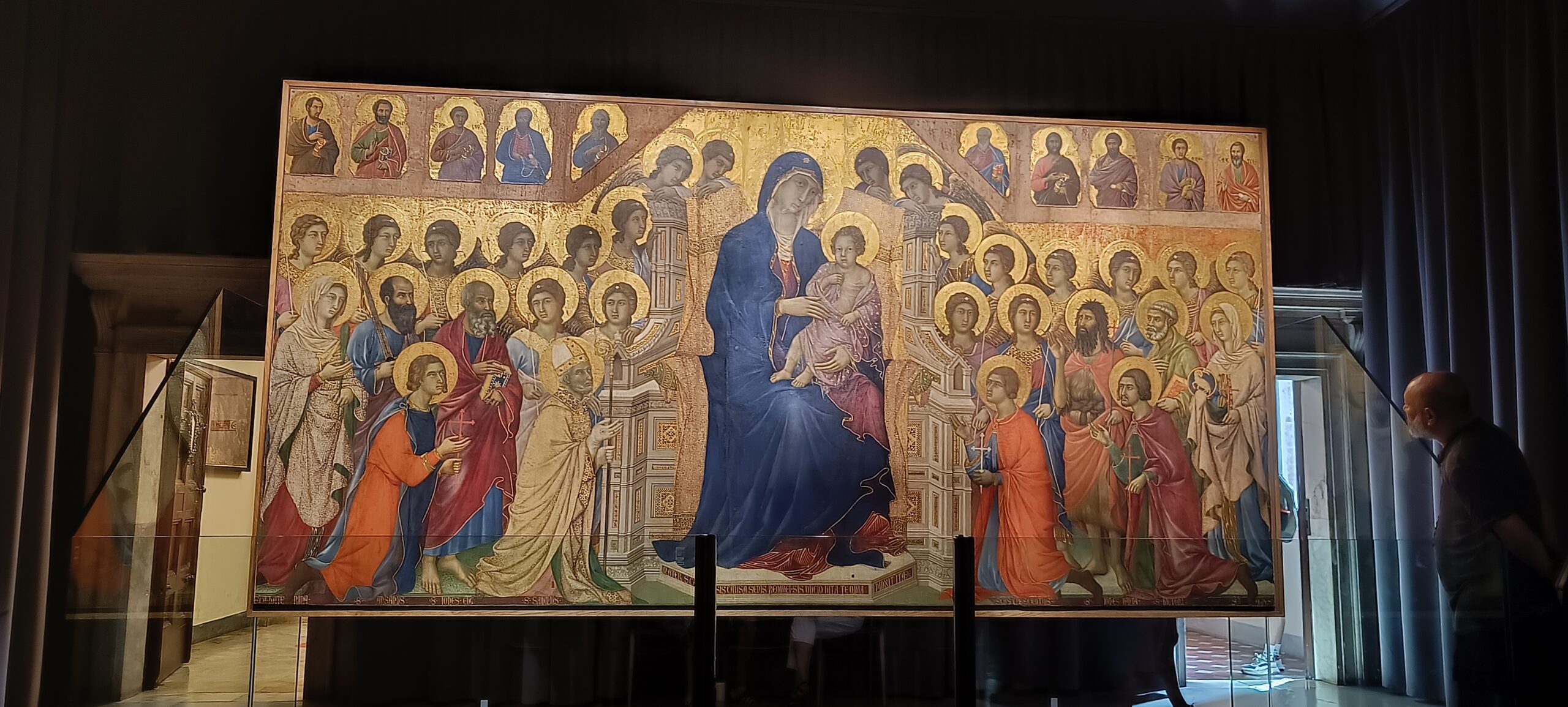 Siena mit dem Wohnmobil – unser zweiter großer Stopp und Gedanken über Freiheit Duccios Maestà mit thronender Madonna, Engeln und Heiligen im Museo dell’Opera