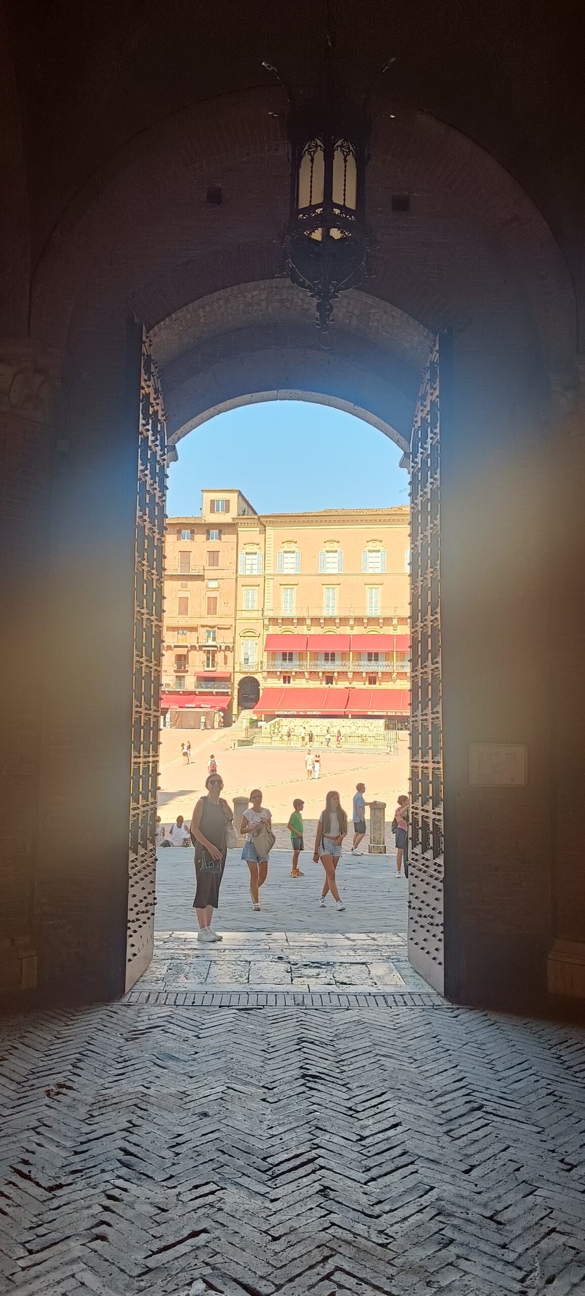 Siena mit dem Wohnmobil – unser zweiter großer Stopp und Gedanken über Freiheit Blick durch einen gewölbten Durchgang auf die Piazza del Campo