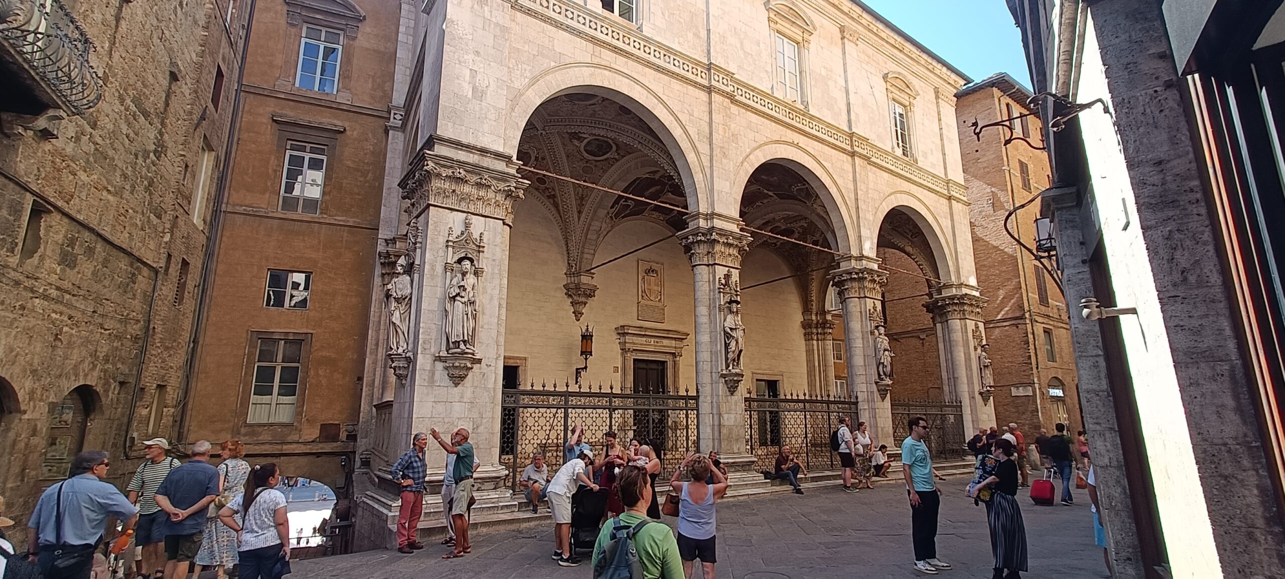 Siena mit dem Wohnmobil – unser zweiter großer Stopp und Gedanken über Freiheit Loggia della Mercanzia zwischen den Straßen der Altstadt von Siena
