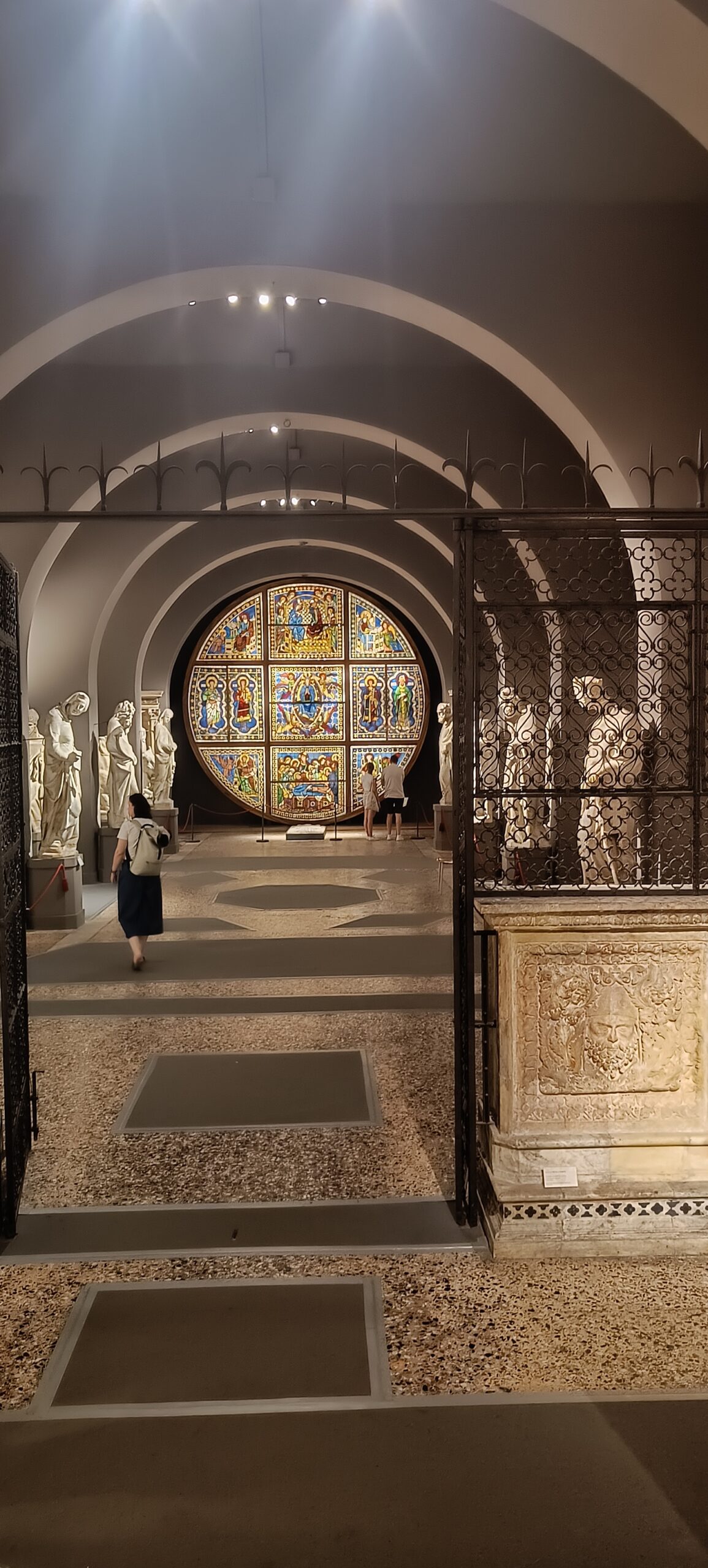 Siena mit dem Wohnmobil – unser zweiter großer Stopp und Gedanken über Freiheit Skulpturen und großes rundes Glasfenster im Museo dell’Opera in Siena