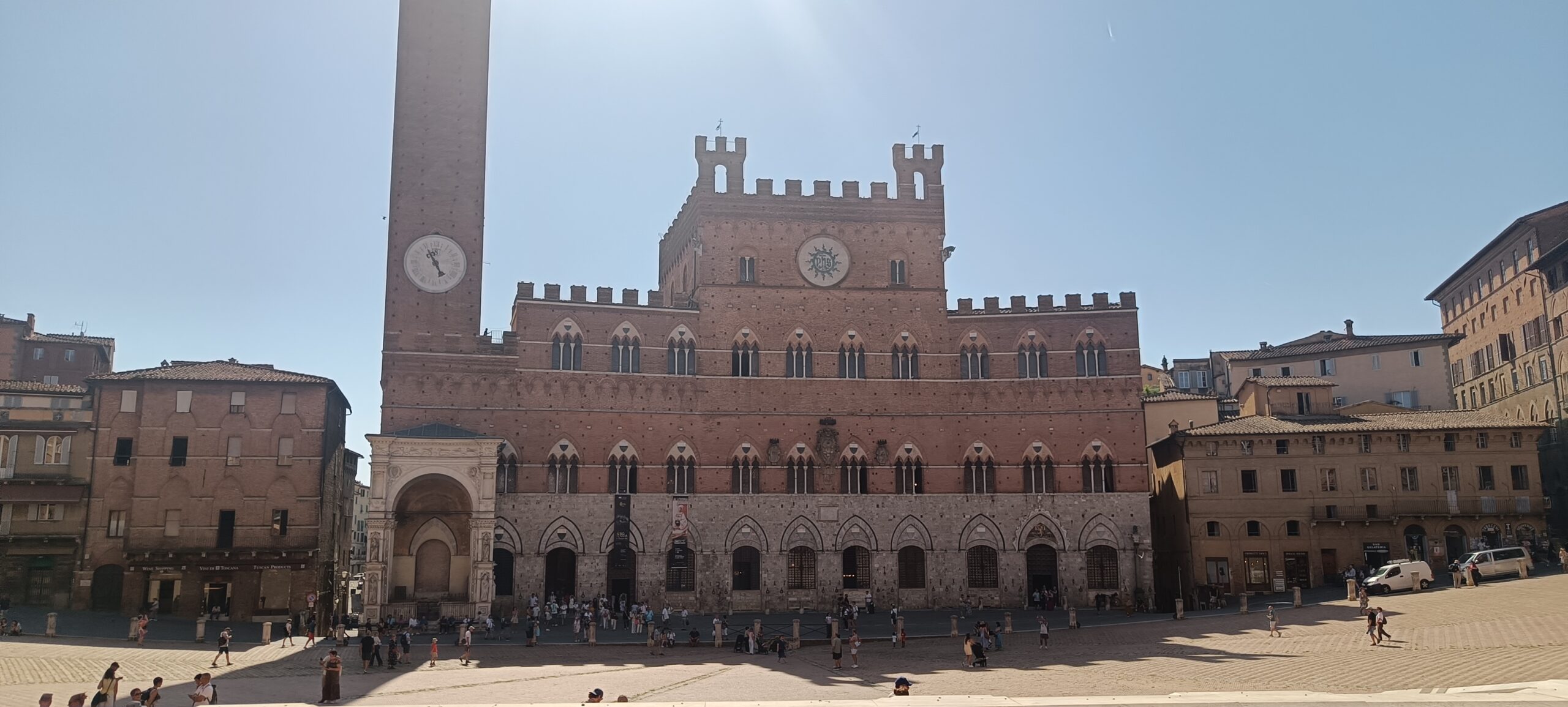 Siena mit dem Wohnmobil – unser zweiter großer Stopp und Gedanken über Freiheit Palazzo Pubblico an der Piazza del Campo in Siena