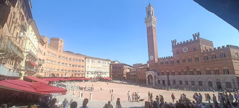 Piazza del Campo mit Palazzo Pubblico und Torre del Mangia in Siena