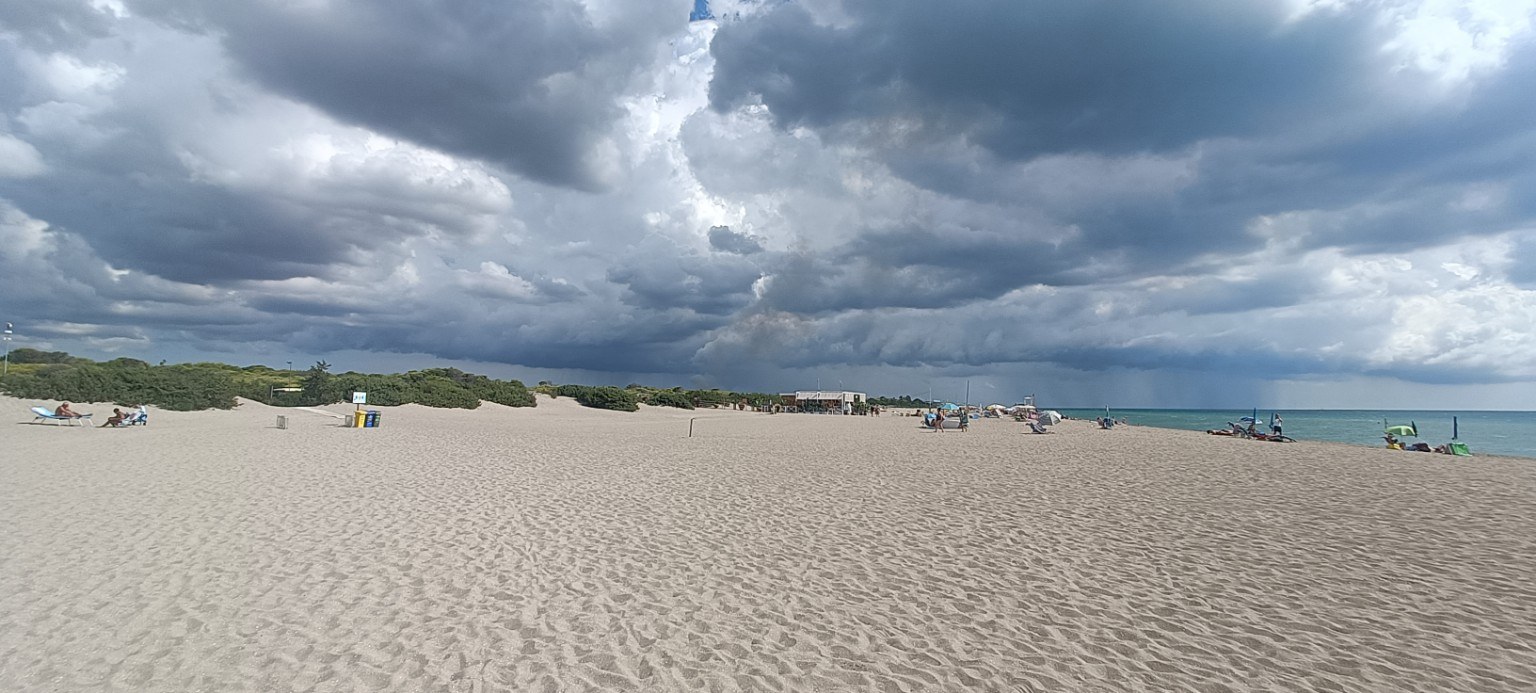 Riva di Ugento mit dem Wohnmobil – zehn Tage Meer, Nachbarn und Lilibet Dramatische Wolken über dem Strand