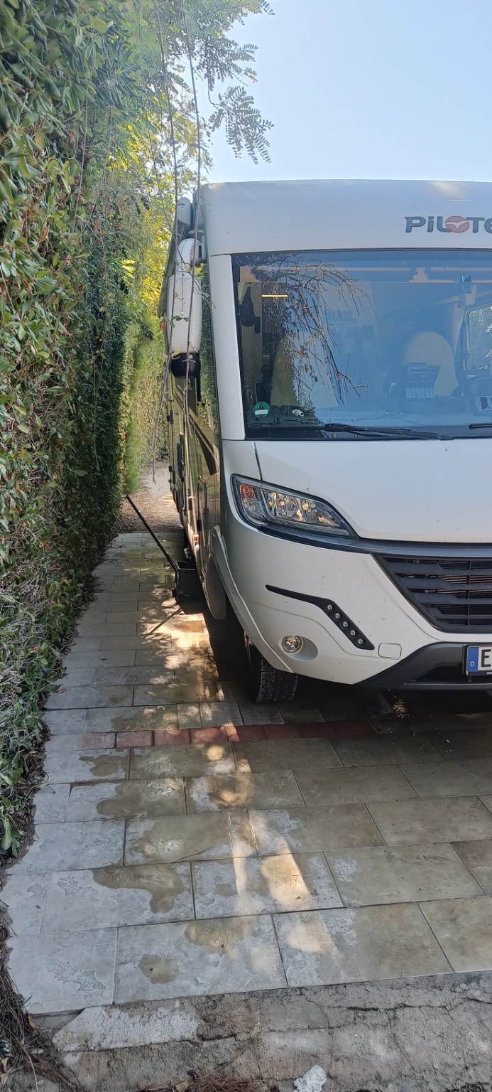 Riva di Ugento mit dem Wohnmobil – zehn Tage Meer, Nachbarn und Lilibet Grauwasserbereich neben Lilibet