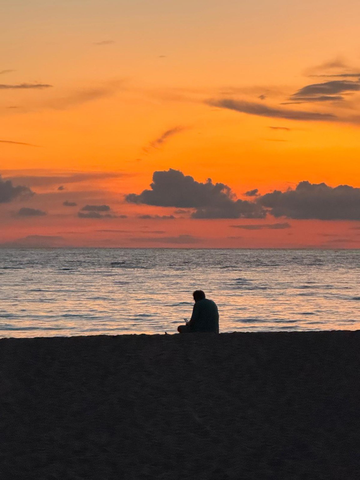 Riva di Ugento mit dem Wohnmobil – zehn Tage Meer, Nachbarn und Lilibet Jörg sitzt am Strand bei Sonnenuntergang
