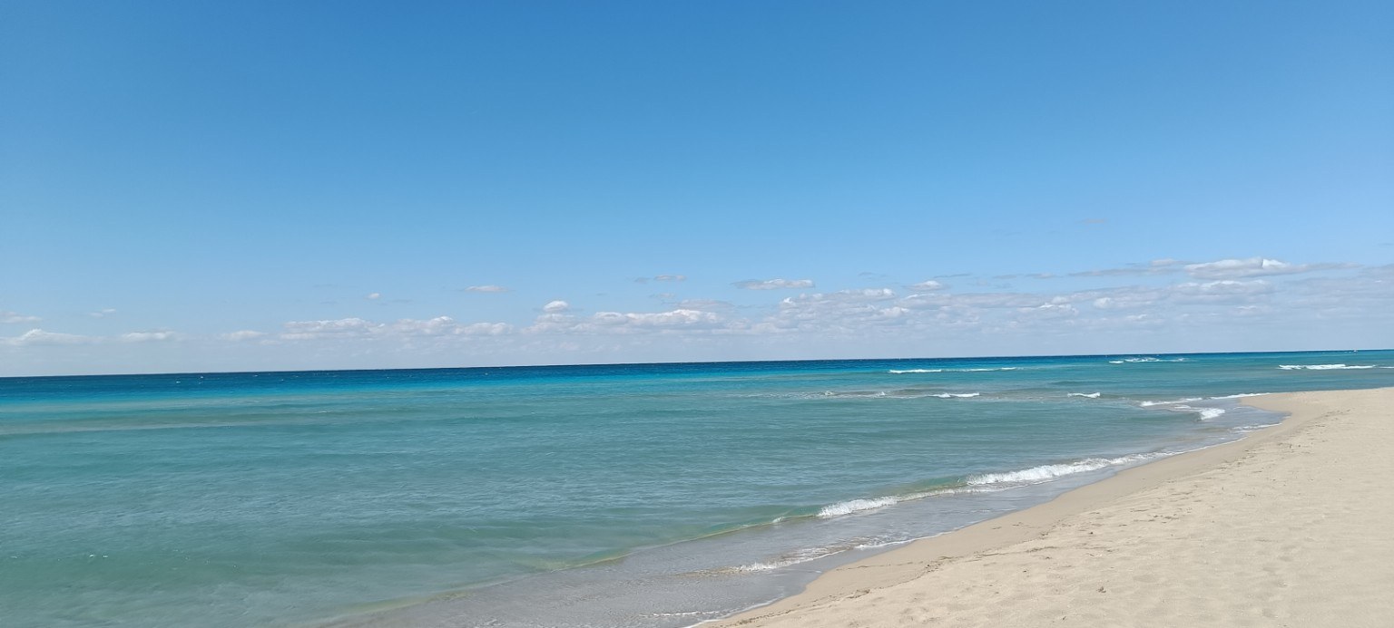 Riva di Ugento mit dem Wohnmobil – zehn Tage Meer, Nachbarn und Lilibet Klares flaches Wasser am Strand