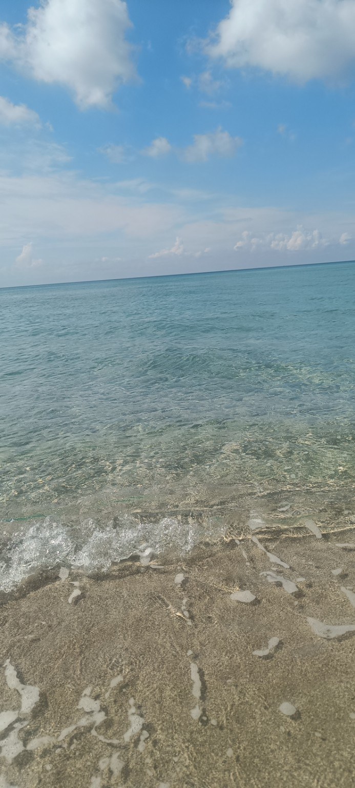 Riva di Ugento mit dem Wohnmobil – zehn Tage Meer, Nachbarn und Lilibet Klares Wasser am Strand