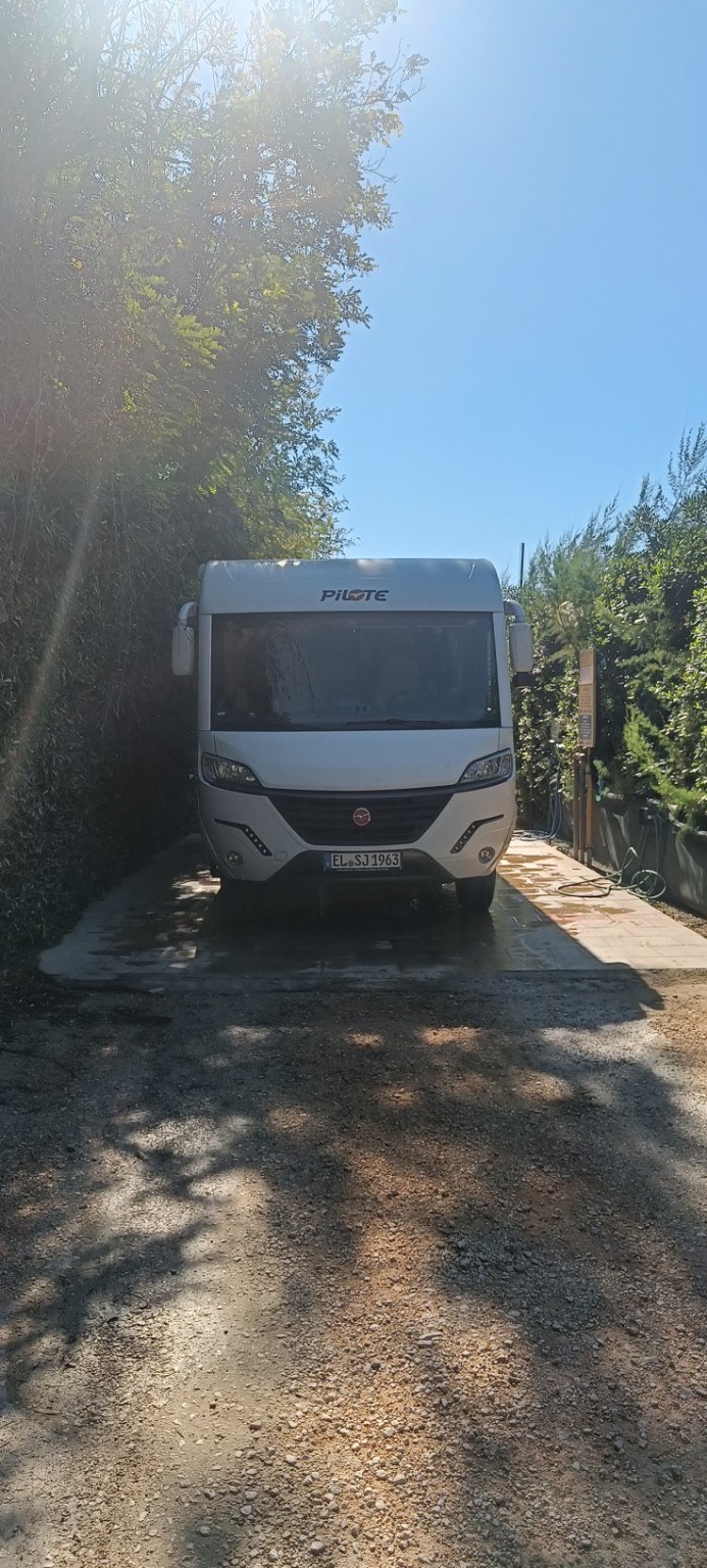 Riva di Ugento mit dem Wohnmobil – zehn Tage Meer, Nachbarn und Lilibet Lilibet an der Versorgungsstation