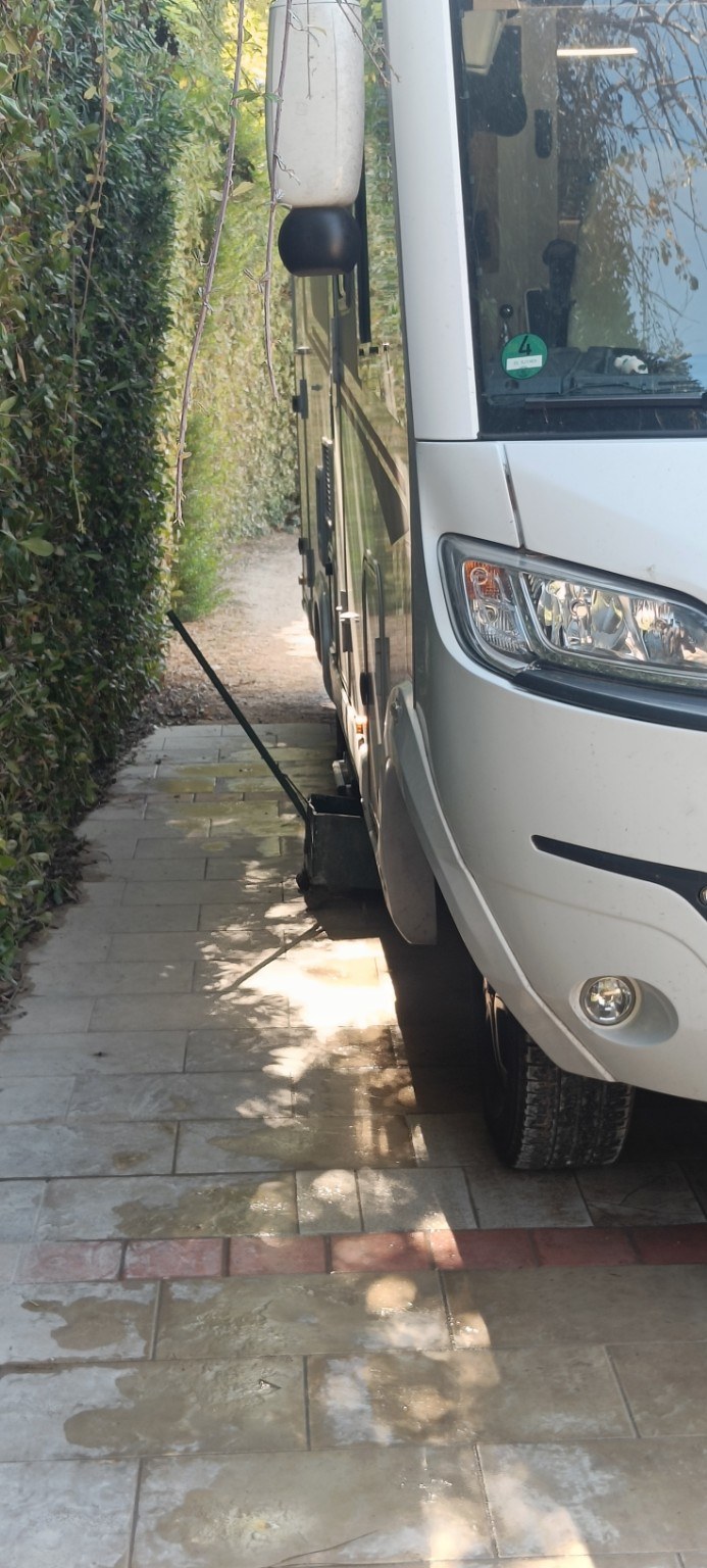 Riva di Ugento mit dem Wohnmobil – zehn Tage Meer, Nachbarn und Lilibet Lilibet neben dem Wasseranschluss an der Versorgungsstation