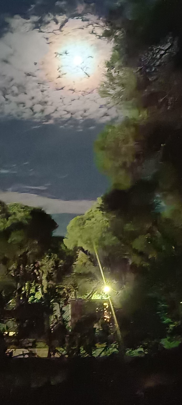 Riva di Ugento mit dem Wohnmobil – zehn Tage Meer, Nachbarn und Lilibet Mond hinter Wolken