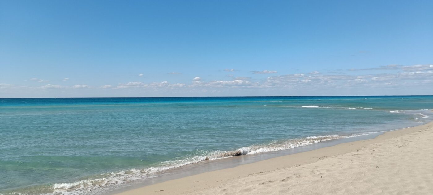 Riva di Ugento mit dem Wohnmobil – zehn Tage Meer, Nachbarn und Lilibet Türkisfarbenes Meer und Sandstrand vor Riva di Ugento im Salento
