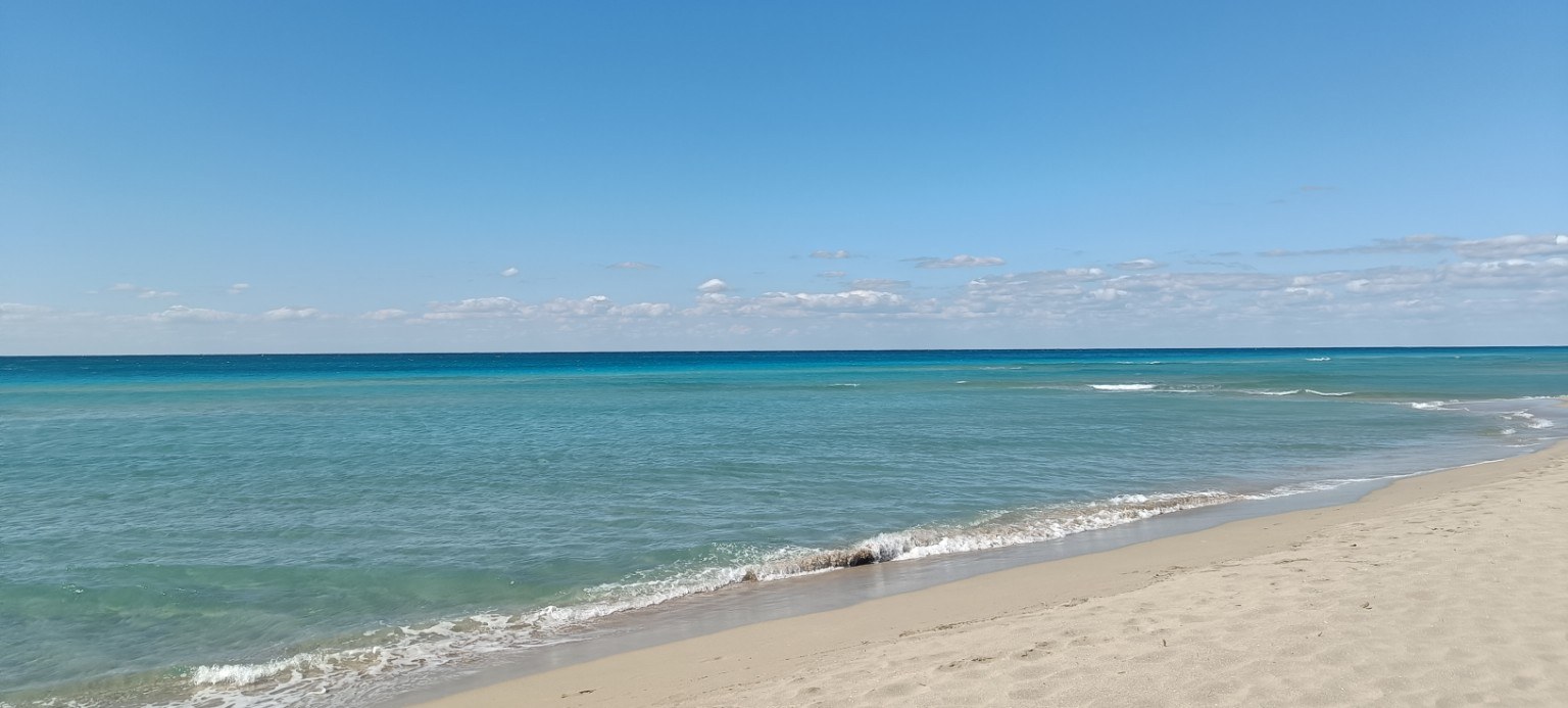 Riva di Ugento mit dem Wohnmobil – zehn Tage Meer, Nachbarn und Lilibet Türkisfarbenes Meer vor Riva di Ugento